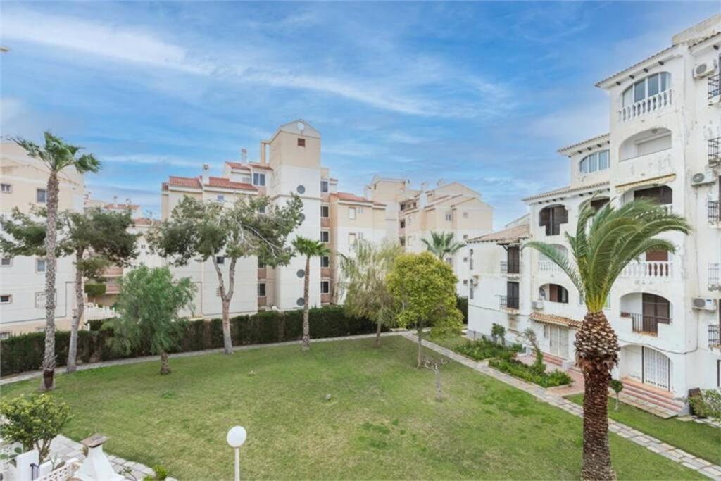 Beautiful Apartment With 2 Bedrooms Close To Beach تورّيفيِخا المظهر الخارجي الصورة